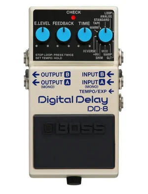 Das cremeweiße Boss DD-8 Digital-Delay Effektpedal hat drei blaue Drehknöpfe, mehrere Beschriftungen und Pfeile in blau und schwarz, sowie einen großen, abgedunkelten Fußschalter.