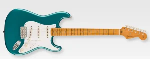 Das Bild zeigt eine Fender Vintera II '50s Stratocaster in Türkis mit einem weißen Schlagbrett und Ahornhals.