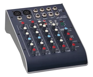 Das Bild zeigt ein dunkelblaues Studiomaster C2S-2 Mischpult mit silbernen Seiten, vier Kanälen die jeweils mit Reglern, Schaltern und Anschlüssen versehen sind, sowie XLR- und Klinkenbuchsen auf der Oberseite für Mikrofone und Line-Eingänge.