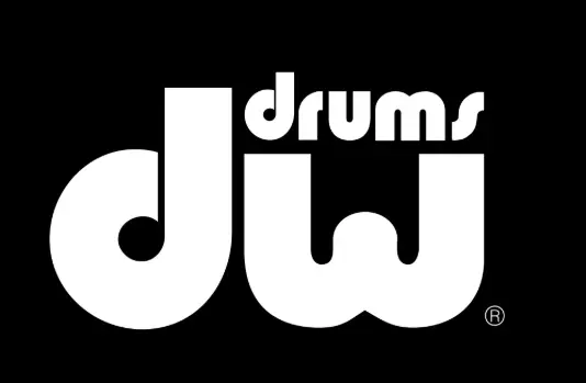 Das vorliegende Bild zeigt das in weiß gehaltene Logo "drums DW" vor einem schwarzen Hintergrund.
