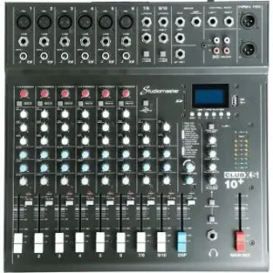 Das Bild zeigt das graue Mischpult Studiomaster Club XS10+ mit zahlreichen schwarzen Eingangs- und Ausgangsbuchsen, Drehreglern in rot, weiß und blau, Schiebefadern und einem kleinen rechteckigen blauen Display in der Mitte der Oberseite.