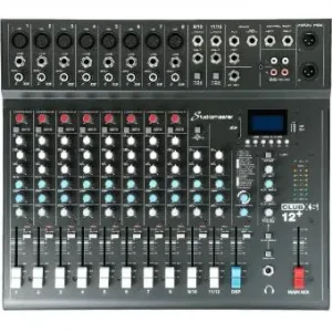 Nahaufnahme eines grauen Studiomaster XS12+ Mischpults mit zahlreichen Reglern, Knöpfen, Eingängen und einem kleinen blauen Display.