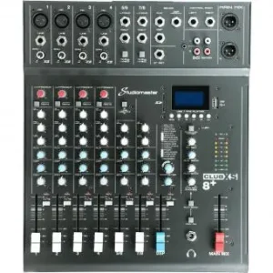 Das Bild zeigt ein graues Studiomaster Club XS8+ Mischpult mit analogen Eingängen, Reglern, Fadern und einem blauen Display.