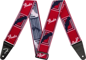 Der rote "Fender WeighLess Monogram R/W/B Strap 2" Gitarrengurt zeigt sich mit einem Muster aus weißen Quadraten mit roten Rändern, in denen jeweils ein blaues "Fender"-Logo oder ein Gitarrenkopf abgebildet sind, und hat schwarze Endstücke.