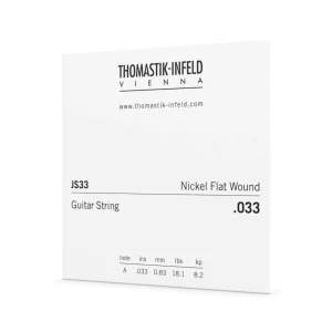 Die Verpackung einer Thomastik JS33 Single .033 Nickel Flat Wound Gitarrensaite A ist weiß und trägt den Markennamen sowie Produktinformationen in schwarzer Schrift.