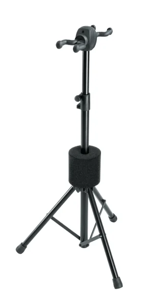 Das Bild zeigt einen zusammenklappbaren, schwarzen Gitarrenständer der Marke K&M mit einer dreibeinigen Basis, einem gepolsterten Zylinder und einer Halterung für zwei Gitarren.