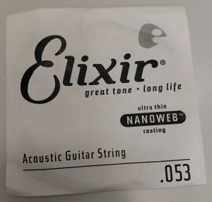 Die weiße Verpackung einer einzelnen Elixir Akustikgitarrensaite mit Nanoweb-Beschichtung der Stärke .053 zeigt den schwarzen Schriftzug "Elixir" und den Slogan "great tone • long life".