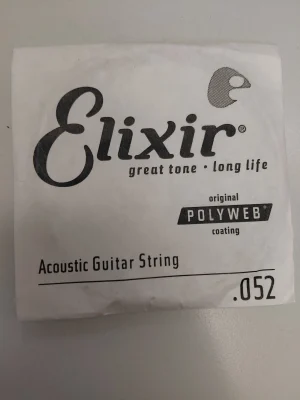 Zu sehen ist eine einzelne, weiße Papierverpackung für eine Elixir Acoustic Guitar String .052 E-Saite mit original Polyweb Coating, deren schwarze Aufschrift den Markennamen, den Hinweis "great tone - long life" und die Bezeichnung "Acoustic Guitar String" beinhaltet.