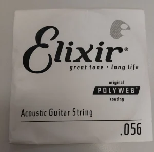 Das Bild zeigt die Verpackung einer einzelnen Elixir-Akustikgitarrensaite vom Typ .056 E mit original Polyweb-Beschichtung, deren Markenlogo in Schwarz auf weißem Hintergrund abgebildet ist.