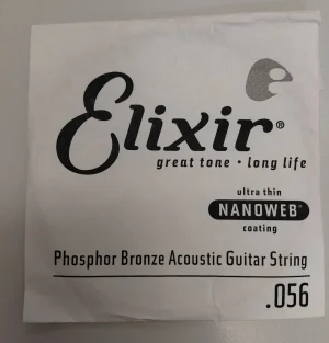 Eine weiße Papierverpackung für eine einzelne .056 E-Saite für akustische Gitarren, beschriftet mit "Elixir" in schwarzer Schrift und dem Hinweis "Phosphor Bronze Acoustic Guitar String" und "ultra thin NANOWEB coating".