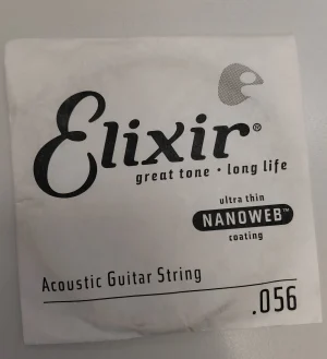 Eine weiße Verpackung für eine Elixir Einzelsaite E .056 für akustische Gitarre mit ultra dünner Nanoweb-Beschichtung, auf der in schwarzer Schrift der Markenname "Elixir", der Slogan "great tone · long life" und die Bezeichnung "Acoustic Guitar String" aufgedruckt sind.
