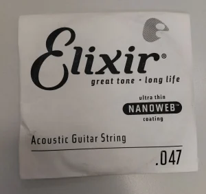 Das Bild zeigt die Verpackung einer einzelnen Elixir Acoustic Guitar Saite mit ultra dünner Nanoweb Beschichtung, Stärke .047, mit schwarzem "Elixir"-Schriftzug und dem Slogan "great tone - long life" auf weißem Hintergrund.