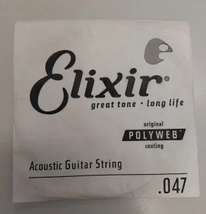 Das Bild zeigt die Verpackung einer einzelnen Elixir Acoustic Guitar Saite mit Polyweb Coating in .047 Stärke.