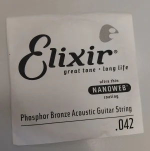 Ein weißes Päckchen mit schwarzer Schrift zeigt das Elixir-Logo, die Aufschrift "great tone - long life", "ultra thin NANOWEB coating", "Phosphor Bronze Acoustic Guitar String" und die Saitenstärke .042.