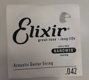 Die Verpackung einer einzelnen Elixir .042 A-Saite für Akustikgitarren mit ultradünner Nanoweb-Beschichtung ist weiß und zeigt den schwarzen Elixir-Schriftzug sowie den Hinweis "great tone • long life".