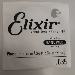 Das Bild zeigt die Verpackung einer einzelnen Elixir A-Saite für akustische Gitarren, bestehend aus Phosphorbronze mit ultra dünner Nanoweb-Beschichtung und einer Stärke von .039.
