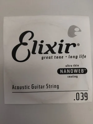 Die Abbildung zeigt eine einzelne Elixir .039 A-Saite für akustische Gitarren mit ultra thin Nanoweb-Beschichtung, verpackt in einer überwiegend weißen Papierhülle mit schwarzer Schrift für den Markennamen und Produktinformationen.