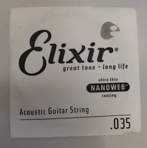Auf einem überwiegend weißen Hintergrund befindet sich die Verpackung einer einzelnen Elixir Akustikgitarrensaite D mit ultra-dünner Nanoweb-Beschichtung und der Stärke .035.