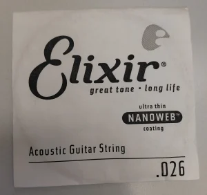 Das Bild zeigt die Verpackung einer Elixir .026 G-Saite für Akustikgitarren mit ultra dünner Nanoweb-Beschichtung auf einem weißen Hintergrund.