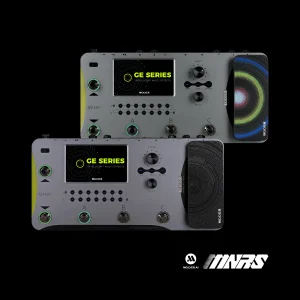Zwei MOOER GE-1000 Multi Effektpedale in Grautönen sind übereinander angeordnet, wobei das obere ein Display mit dem Schriftzug "GE SERIES" und einen farbigen Kreis zeigt, während das rechte Pedal des oberen Geräts ebenfalls farbig beleuchtet ist.