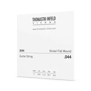 Eine weiße Verpackung der Gitarrensaite Thomastik JS44 Single .044 Nickel Flat Wound E ist querformatig abgebildet und zeigt Logos, Texte und technische Daten.