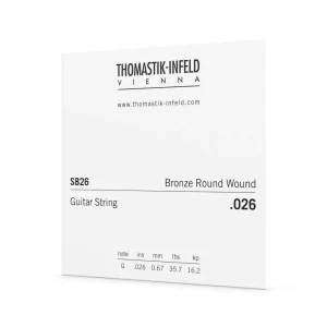 Eine Nahaufnahme zeigt die weiße Verpackung einer einzelnen Thomastik SB26 Bronze Round Wound Gitarrensaite G mit der Stärke .026.