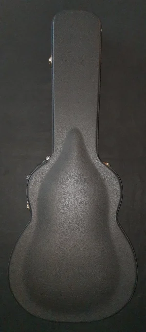 Das Bild zeigt einen geschlossenen, schwarzen Fender Paramount Gitarrenkoffer auf einem dunklen Untergrund.