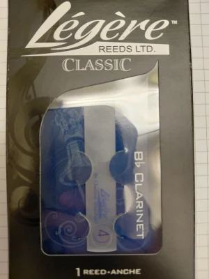 Ein einzelnes Legere Classic Bb Klarinettenblatt der Stärke 4 befindet sich in einer blauen und schwarzen Verpackung mit der Aufschrift "Légère REEDS LTD." und "CLASSIC".