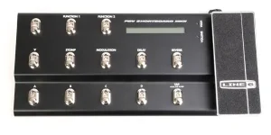 Das Bild zeigt ein schwarzes Line6 FBV Shortboard MKII, bestehend aus einer rechteckigen Basis mit zwölf silberfarbenen Fußschaltern, einem kleinen Display in der oberen Mitte und einem Expression-Pedal auf der rechten Seite.