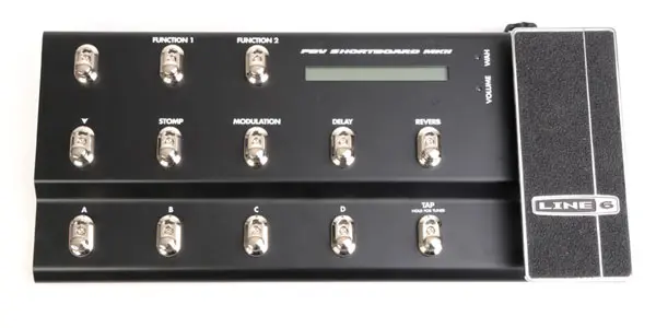 Das Bild zeigt ein schwarzes Line6 FBV Shortboard MKII, bestehend aus einer rechteckigen Basis mit zwölf silberfarbenen Fußschaltern, einem kleinen Display in der oberen Mitte und einem Expression-Pedal auf der rechten Seite.