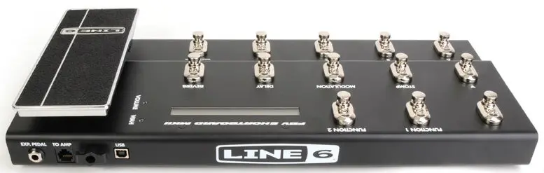 Zu sehen ist ein Line6 FBV Shortboard MKII B-Ware Fußpedal mit einem Pedal und zwölf silbernen Fußschaltern auf einem schwarzen Gehäuse.