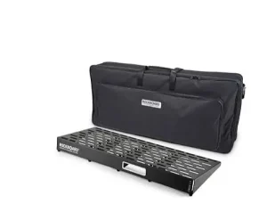 Eine schwarze RockBoard Cinque 5.4 Gigbag steht hinter einem schwarzen, gelochten Pedalboard auf einem weißen Hintergrund.