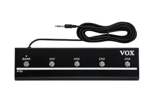 Ein schwarzer Vox Valvetronix VFS5 Fußschalter mit fünf silberfarbenen Knöpfen, beschriftet mit "BANK", "CH1", "CH2", "CH3" und "CH4", ist mit einem schwarzen Kabel verbunden, das rechts aufgerollt liegt.