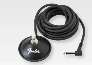 Der Fender Footswitch mit einem einzigen On/Off-Knopf ist schwarz und mit einem gewickelten, schwarzen Kabel sowie einem silberfarbenen Stecker ausgestattet.