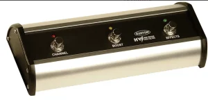 Das Bild zeigt einen Kustom Fußschalter / Footswitch KACFS 301 3 mit silberner, rechteckiger Basis, einem schwarzen Bedienfeld mit drei metallfarbenen Schaltern beschriftet mit "Channel", "Boost" und "Effects" sowie dazugehörigen LED-Anzeigen in Rot, Gelb und Grün.