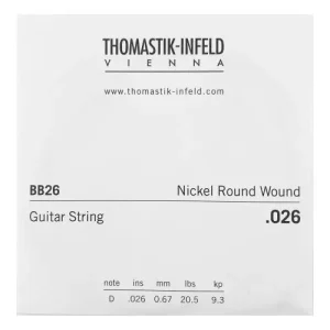 Das Bild zeigt die Verpackung einer Thomastik BB26 Single .026 Nickel Round Wound Gitarrensaite D auf weißem Hintergrund, wobei der Markenname und die Saiteninformationen in schwarzer Schrift dargestellt sind.