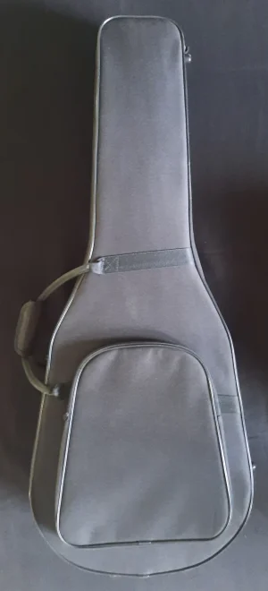 Aufnahme eines grauen Yamaha APX1200 Gitarrenkoffers mit Reißverschluss und Tragegriff, dessen Vorderseite eine aufgesetzte Tasche ziert.