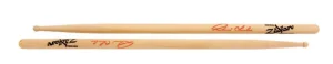 Das Bild zeigt zwei helle, hölzerne Zildjian Dennis Chambers Artist Serie Drumsticks, die jeweils den Schriftzug Zildjian und eine rote Signatur tragen.