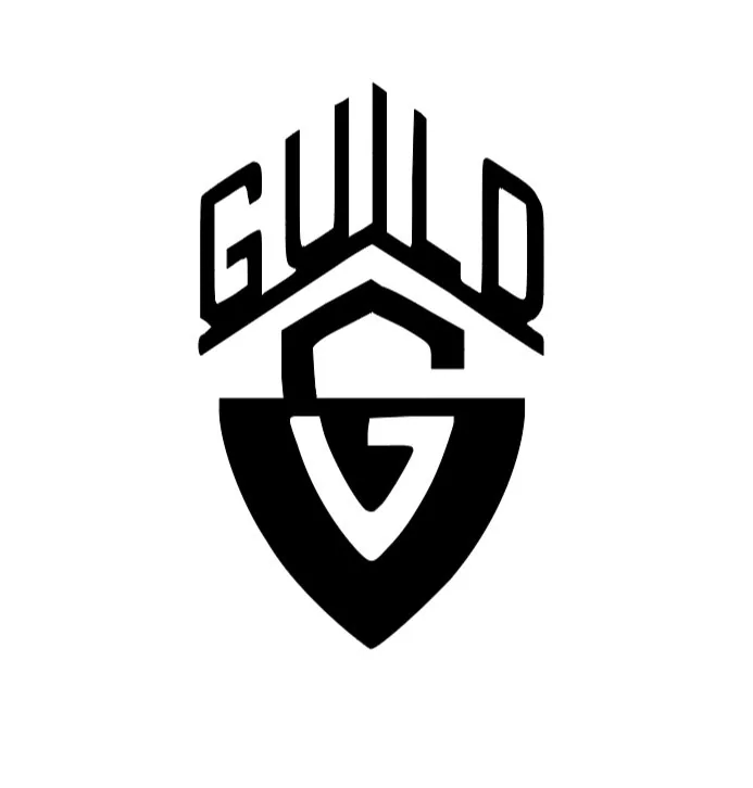 Das Bild zeigt ein schwarzes Logo, bestehend aus dem Wort "GUILD" über einem stilisierten, Schild-förmigen Buchstaben "G".