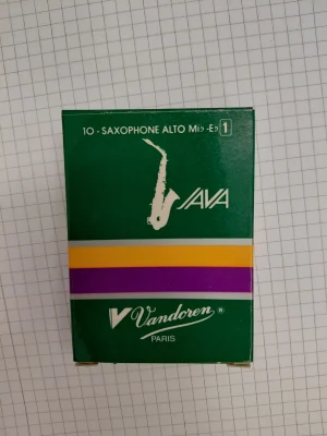 Ein quadratischer, grüner Karton mit orangenen und lilafarbenen Streifen zeigt ein weißes Saxofon-Symbol, den Schriftzug "JAVA", "Vandoren Paris" und die Angabe "10 - SAXOPHONE ALTO Mib - Eb 1" und enthält Vandoren Altsaxophon Blätter der Stärke 1.