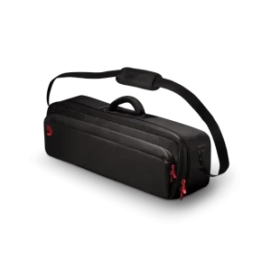 Eine schwarze Backline XPND 1 Pedalboard Transporter-Tasche mit rotem Reißverschluss und schwarzem Schultergurt ist vor einem schwarzen Hintergrund platziert.