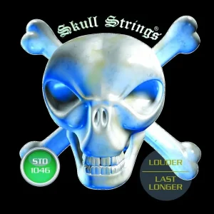 Eine Grafik mit dem Schriftzug "Skull Strings" zeigt einen silberglänzenden Totenkopf mit gekreuzten, bläulich schimmernden Knochen auf schwarzem Hintergrund, ergänzt durch zwei kreisförmige Elemente mit Informationen zu den Gitarrensaiten.