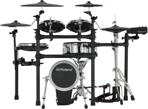 Auf dem Bild ist ein Roland TD516 E-Drum / Schlagzeug mit schwarzem Rahmen, silberfarbenen Trommeln und Becken zu sehen.
