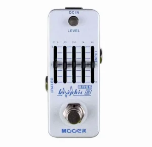 Das Nahaufnahmebild zeigt ein senkrecht stehendes, weißes MOOER Graphic B Effektpedal mit Reglern, Schaltern und Anschlüssen, auf dem der blaue Schriftzug "Graphic Bass B" zu sehen ist.