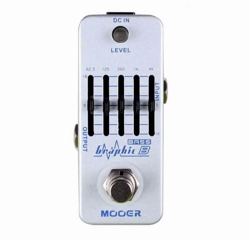 Das Nahaufnahmebild zeigt ein senkrecht stehendes, weißes MOOER Graphic B Effektpedal mit Reglern, Schaltern und Anschlüssen, auf dem der blaue Schriftzug "Graphic Bass B" zu sehen ist.
