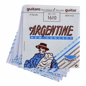 Mehrere in Fächerform angeordnete, weiß-blaue Packungen für Savarez Argentine 1610 Akustikgitarrensaiten mit der Abbildung eines Mannes in einem Hut und blauem Gewand auf der Vorderseite.