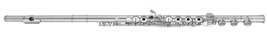 Horizontale Ansicht einer silberfarbenen Sankyo CF 301 RBE Querflöte mit Ringklappenmechanik vor grauem Hintergrund.