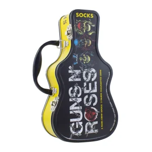 Eine gelbe Metalldose in Gitarrenform mit schwarzem Tragegriff und Guns N’ Roses-Branding, die als Geschenkset drei Paar Socken enthält.