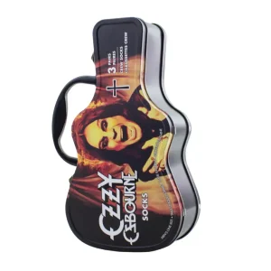 Eine schwarze Metallbox in Gitarrenform mit einem Tragegriff, die auf der Vorderseite mit einem Porträt von Ozzy Osbourne sowie dem weißen Schriftzug „Ozzy Osbourne Socks“ bedruckt ist und ein Set aus drei Paar Socken enthält.