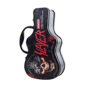 Eine schwarze Metallbox in Gitarrenform mit Tragegriff und Slayer-Logo-Aufdruck sowie Totenkopf-Motiv, die als Aufbewahrung für ein 3er-Socken-Set dient.